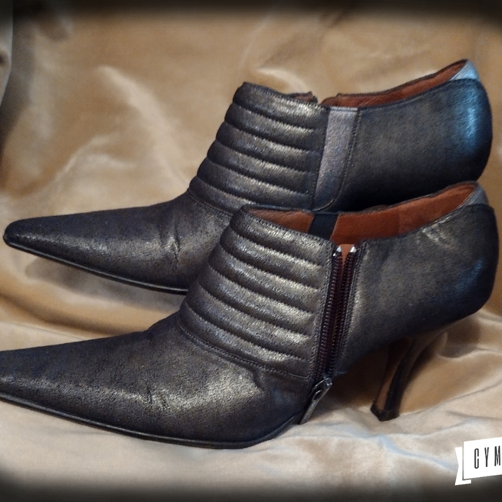 Gorgeous Donald J. Pliner Leather Booties. - Picture 2 of 3